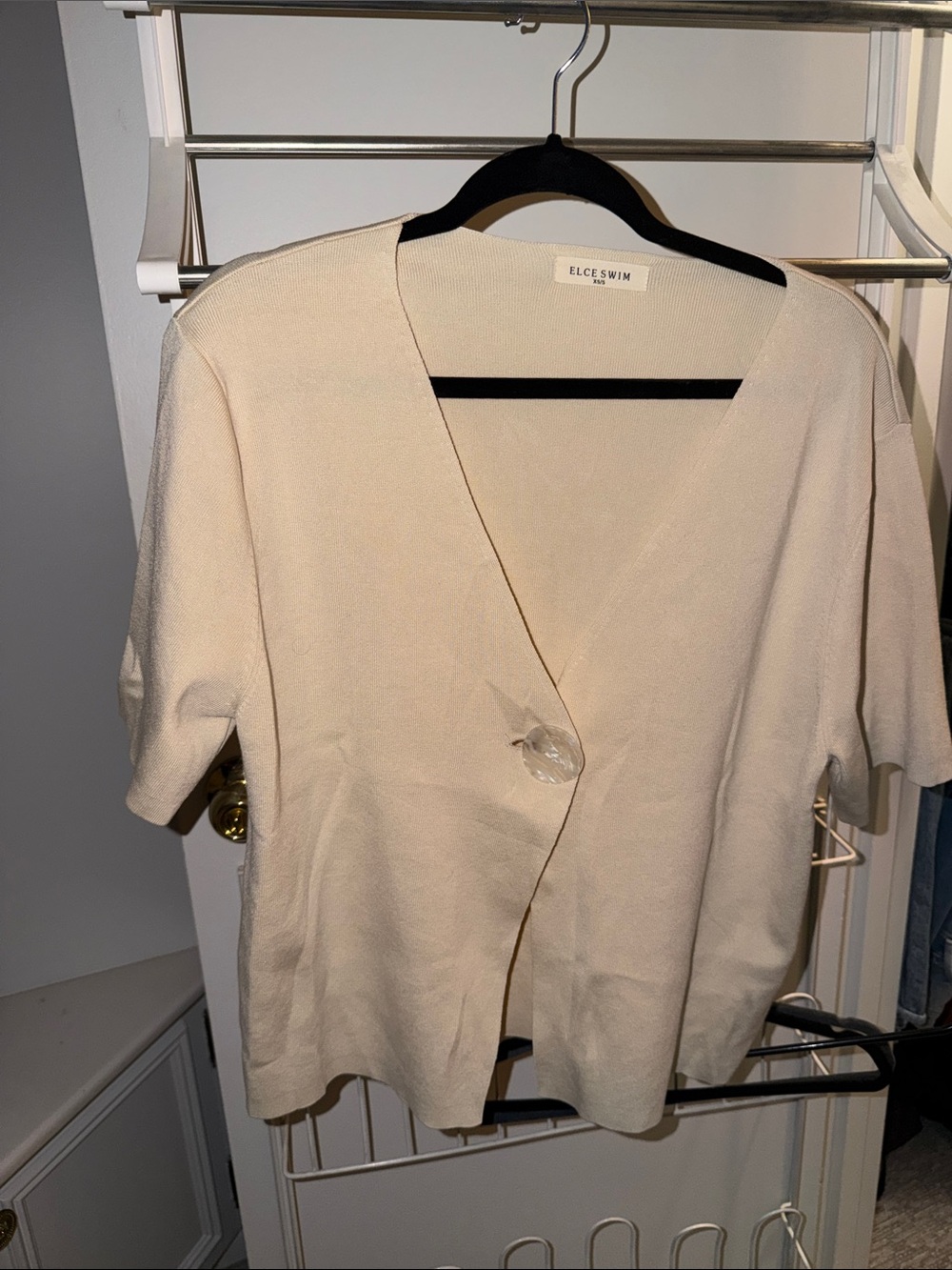 ELCE Cream V-Neck Short Sleeve Top - xs/s